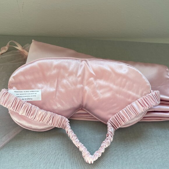 NWT Silky Sleep Mask and Pillow Cover Set - Pink - Picture 9 of 9